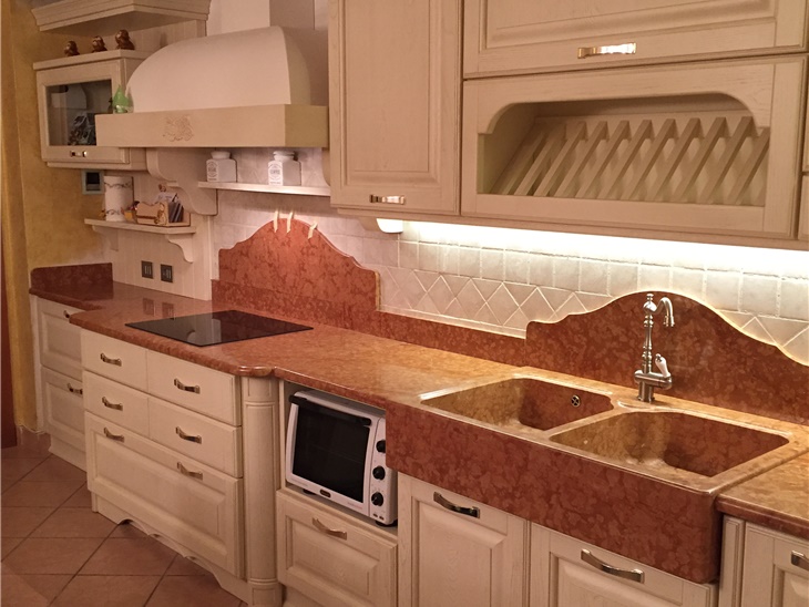 Cucina artigianale laccata con piano in marmo